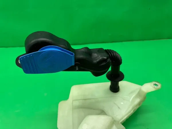 Réservoir de liquide de lave-glace + pompes Audi A6 C6 04-11 image 2