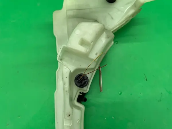 Réservoir de liquide de lave-glace + pompes Audi A6 C6 04-11 image 3