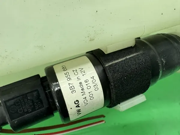 Réservoir de liquide de lave-glace + pompes Audi A6 C6 04-11 image 8