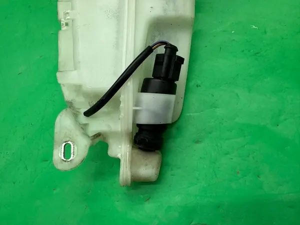 Réservoir de liquide de lave-glace + pompes Audi A6 C6 04-11 image 9