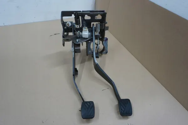 Pédales Embrayage & Frein Suzuki Grand Vitara II OEM image 2