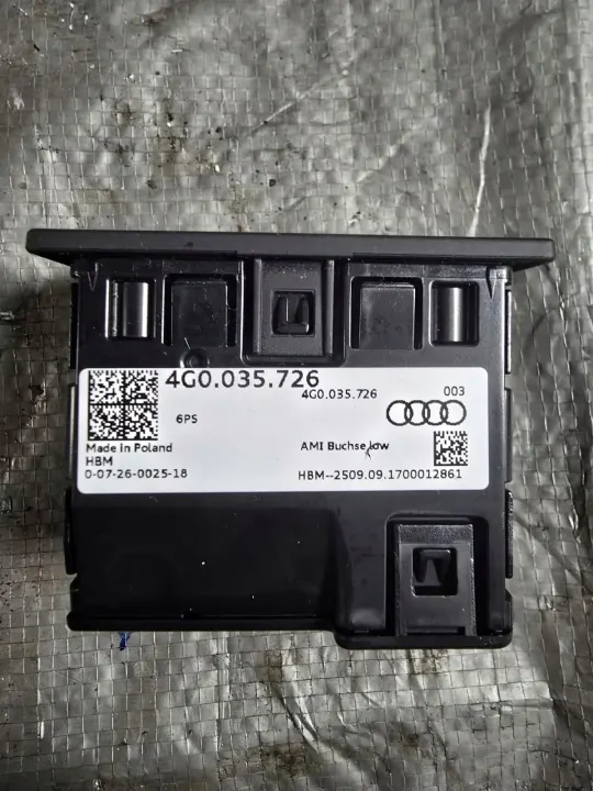 Enchufe AUX Audi OEM 4G0035726A - Pieza original usada image 4