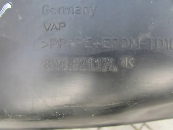 AUDI A4 B9 Etu Vasemman Lokasuojan 8W0821171K image 3
