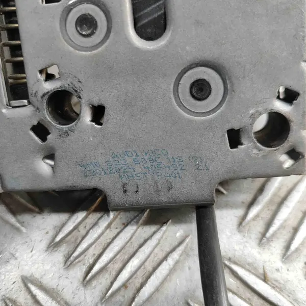 Voorkapslot Audi Q7 4M0823509C image 6