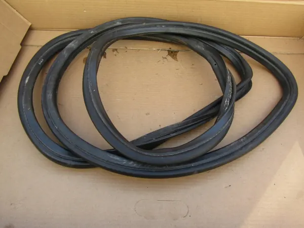 Junta de maletero Mercedes W124 Sedán OEM image 2