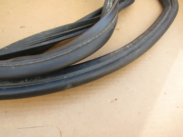 Junta de maletero Mercedes W124 Sedán OEM image 3