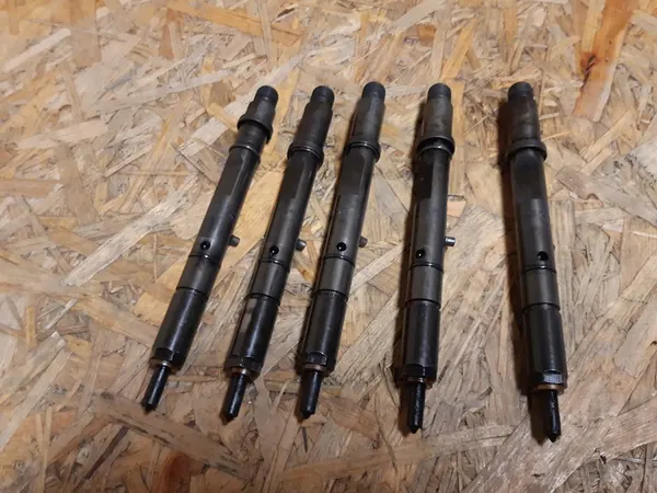 Iniettore AUDI A4 B6 2.5 V6 TDI OEM 059130201G image 2