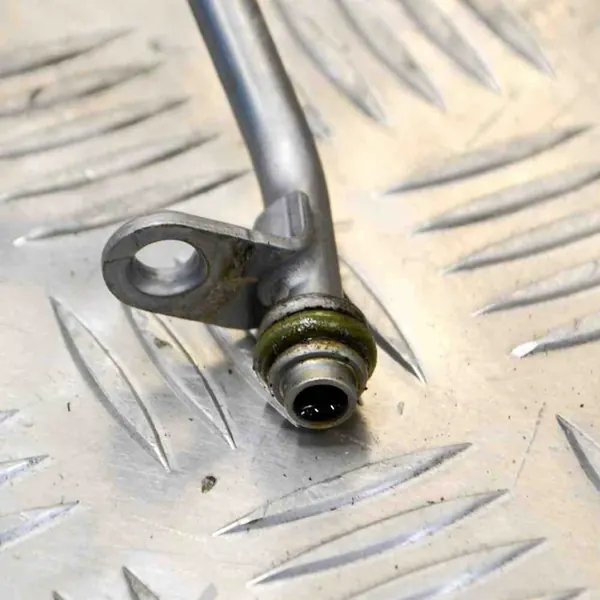 Mercedes-Benz C W205 2018 Tuyau de remplissage d'huile image 5