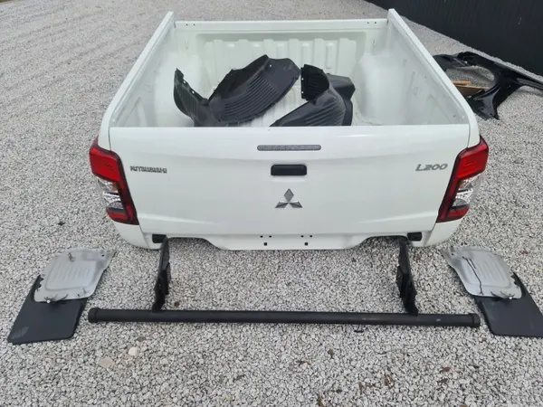 Mitsubishi L200 achter rechter spatbord OEM Paka burta błotnik wanna image 2