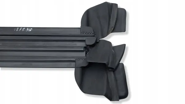 Joint de vitre porte arrière Tesla Model Y OEM AMD228320 image 3