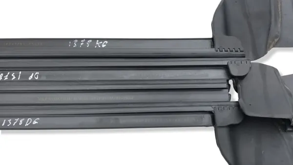 Joint de vitre porte arrière Tesla Model Y OEM AMD228320 image 4