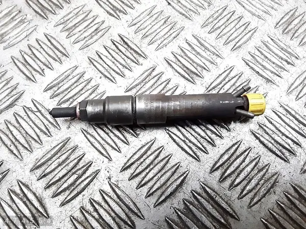 Iniettore VW Golf 2000 1900 TDI 028130202P image 2