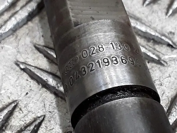 Iniettore VW Golf 2000 1900 TDI 028130202P image 3