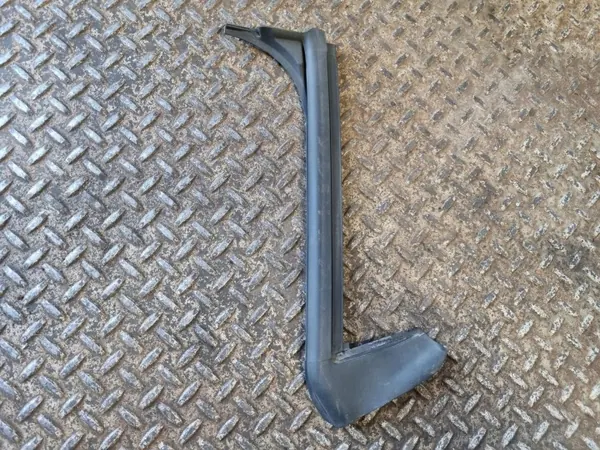 Joint de vitre latérale Tesla Model Y OEM 149771500D image 2