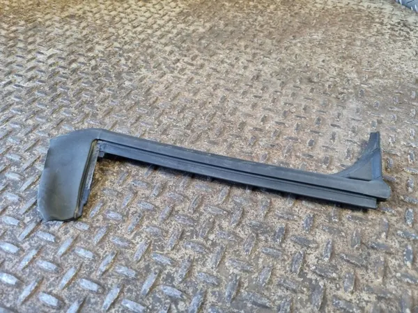 Joint de vitre latérale Tesla Model Y OEM 149771500D image 3