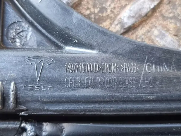 Joint de vitre latérale Tesla Model Y OEM 149771500D image 5