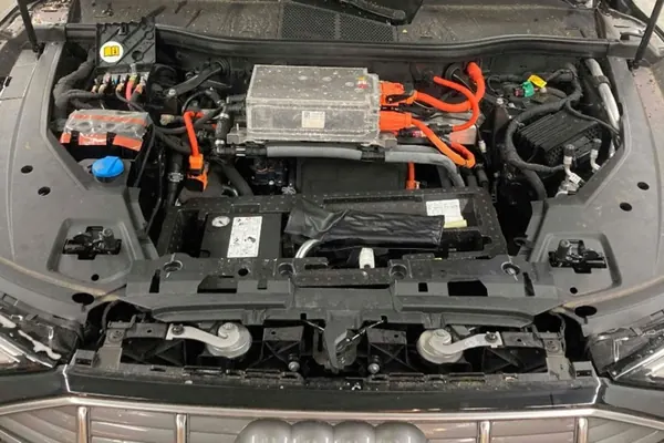 Audi E-Tron Laturi OEM 5QE915684K - Käytetty image 9