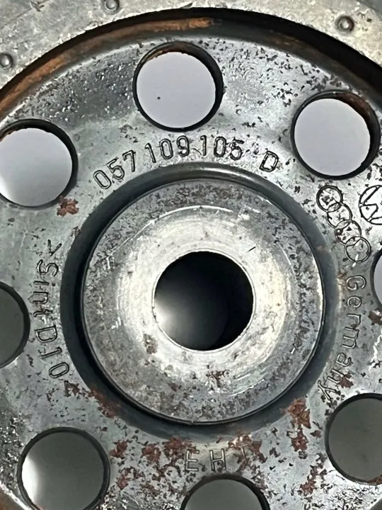 Audi jakohihnapyörä OEM 057109105D - Käytetty image 5