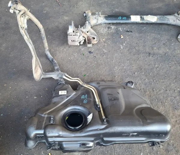 Audi A1 8X Polttoainesäiliö OEM 6R0201021P - Käytetty image 2