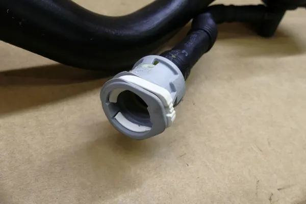 BMW R2848596905 Pescoço de Enchimento Tanque - Usado image 3