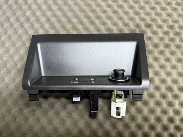 Tomada USB OEM 8V0857367A para Skoda Fabia image 2