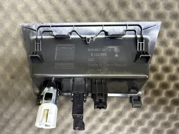 Tomada USB OEM 8V0857367A para Skoda Fabia image 3