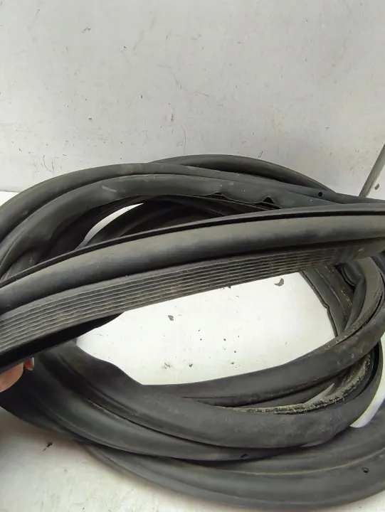 Junta do porta-malas Peugeot 206 OEM 870768 - Usado image 3