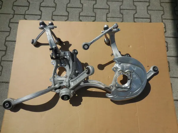 AUDI A4 A5 Mozzo sterzante destro con bracci di controllo OEM 8W0407242F image 2