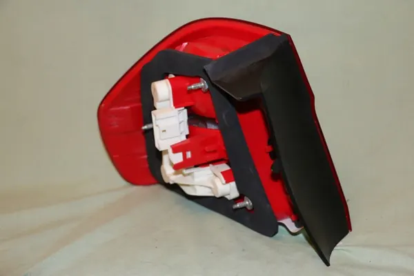 Luz trasera derecha BMW 3 E90 Sedan image 6