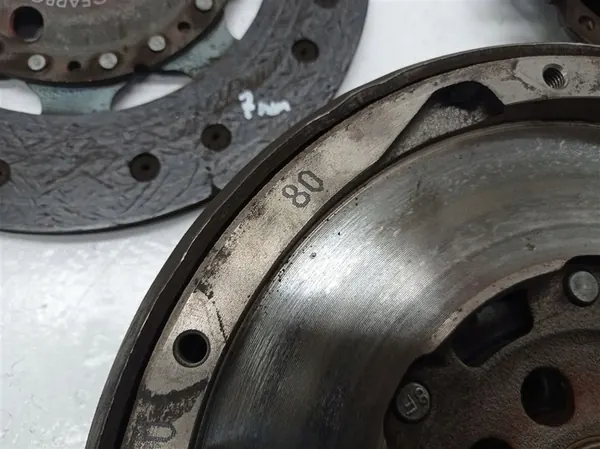 Kytkinlevy kaksoismassaväkä Citroen C5 Peugeot 607 image 6