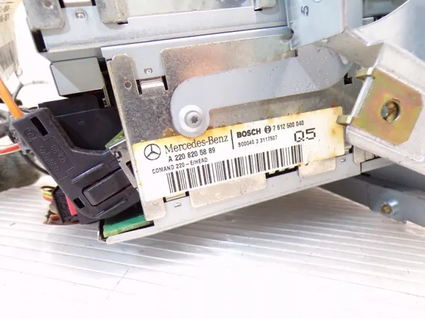 COMAND Navigointiradio OEM 2208205889 Mercedesille image 4