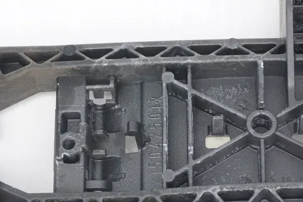 Türgriffbefestigung Links Hinten OEM 826115DM1A image 4