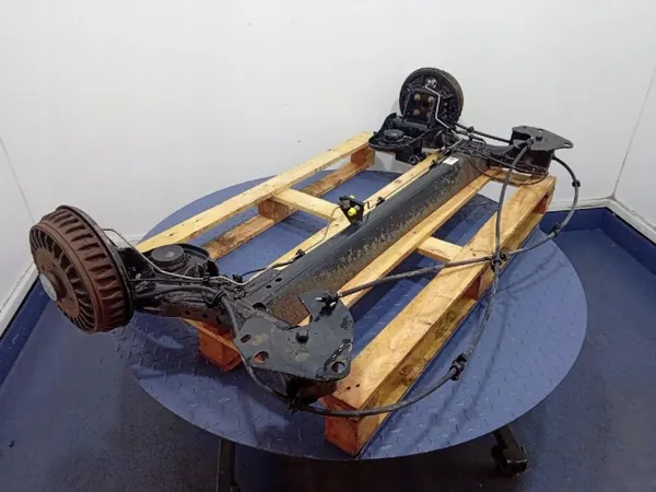 Viga suspensión trasera OEM 555117070R Dacia image 3