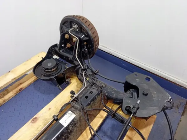 Viga suspensión trasera OEM 555117070R Dacia image 5