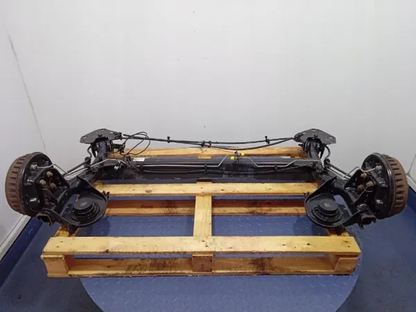 Viga suspensión trasera OEM 555117070R Dacia image 6