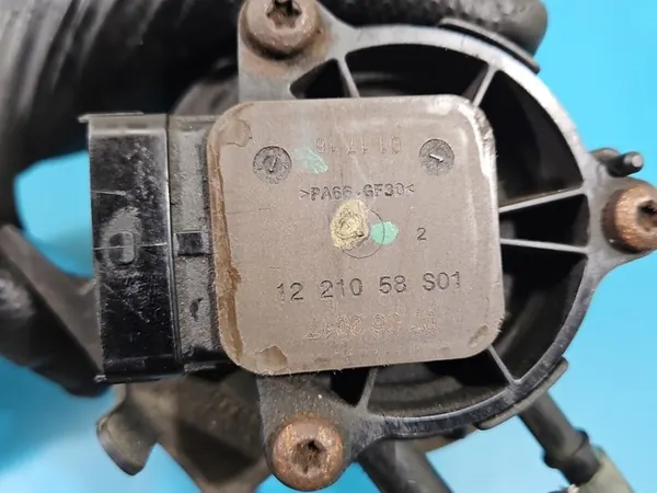 Boîtier de filtre à carburant Opel Astra V K 1221058S01 image 4