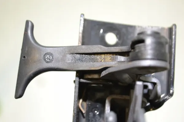 Poignée d'ouverture du capot Mercedes E-Class W211 OE A2118870027 image 5