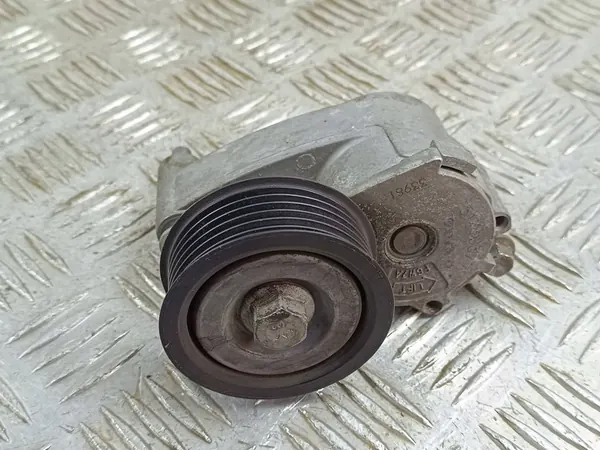 Volvo XC90 2018 Vaihtovirtageneraattorin jännite image 2