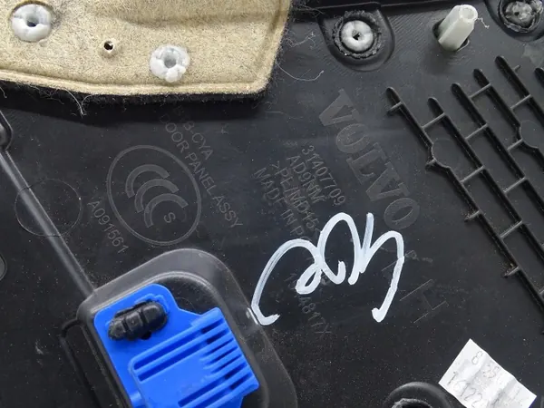 Panel de Puerta Trasera Izquierda OEM 31407709 Volvo XC40 image 7