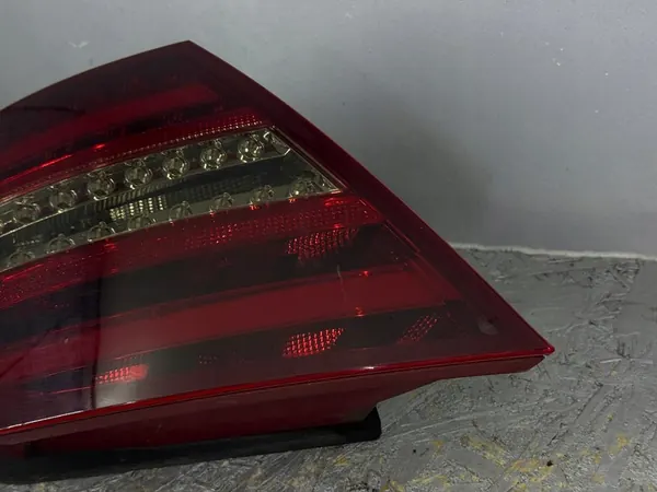 MERCEDES W204 COUPE RECHTER ACHTERLICHT A2048205864 image 3