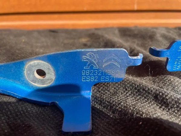 Peugeot 208 II Motorkapscharnier OEM 9823211580/1680 image 3