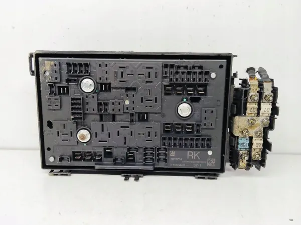 Zekeringmodule OEM 13318784 voor Opel Astra J 1.7 TDCI image 2
