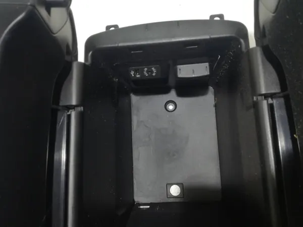 BMW X5 F15 console armsteun OEM 105069597C image 4