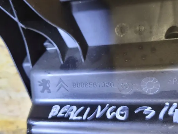 Boîtier de filtre à air Citroen C4 Picasso II 1.6 BlueHDI OEM image 8