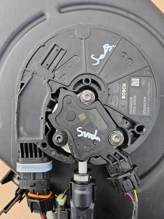Tanque AdBlue usado OEM 31550-G4950 para Kia Ceed III image 9