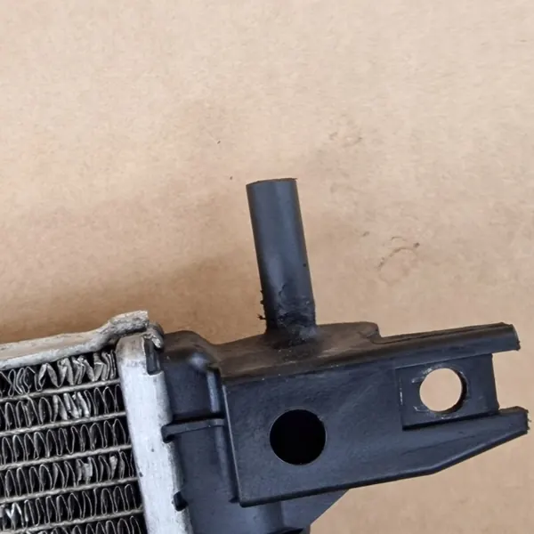 Radiador Motor Ford OEM DG938005AC - Usado image 4
