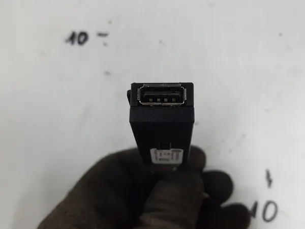 Conector Tomada USB OEM 5Q0035726E para VW Tiguan image 2