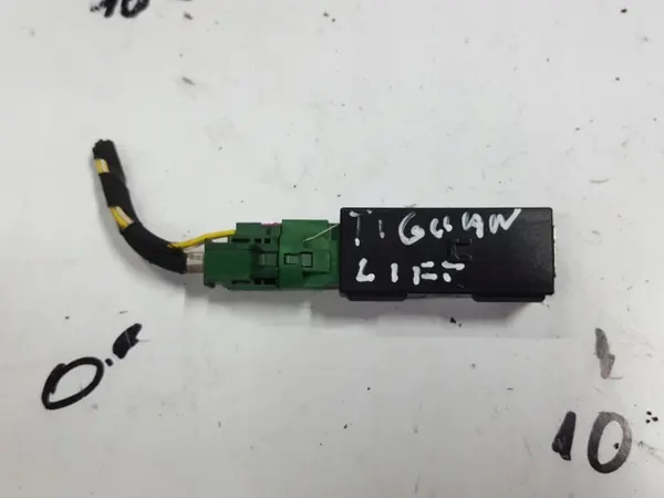 Conector Tomada USB OEM 5Q0035726E para VW Tiguan image 3