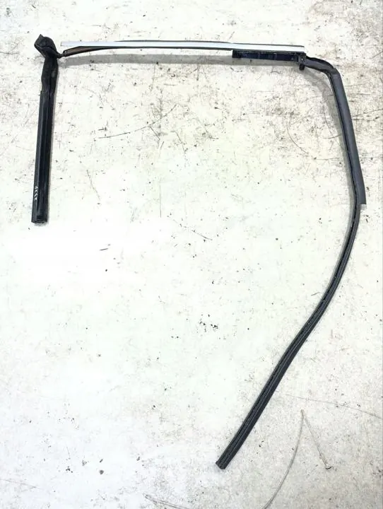 Joint de vitre latérale Maserati OE OEM 83114000 image 2
