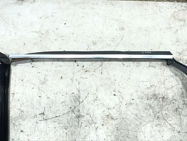 Joint de vitre latérale Maserati OE OEM 83114000 image 3